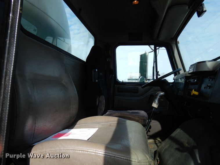 image for item HX9559 1998 International 8100  tank truck