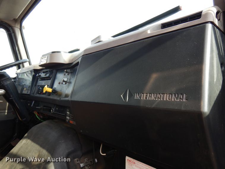 image for item HX9559 1998 International 8100  tank truck