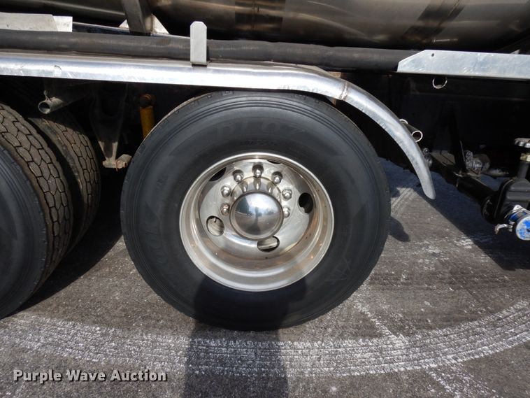 image for item HX9559 1998 International 8100  tank truck