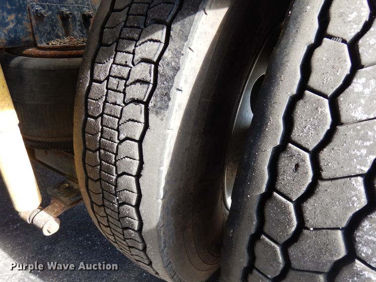 image for item HX9559 1998 International 8100  tank truck