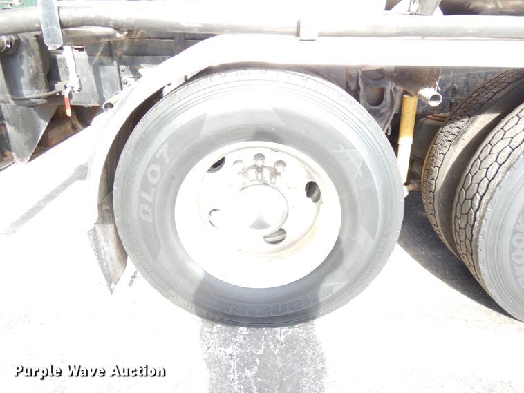 image for item HX9559 1998 International 8100  tank truck