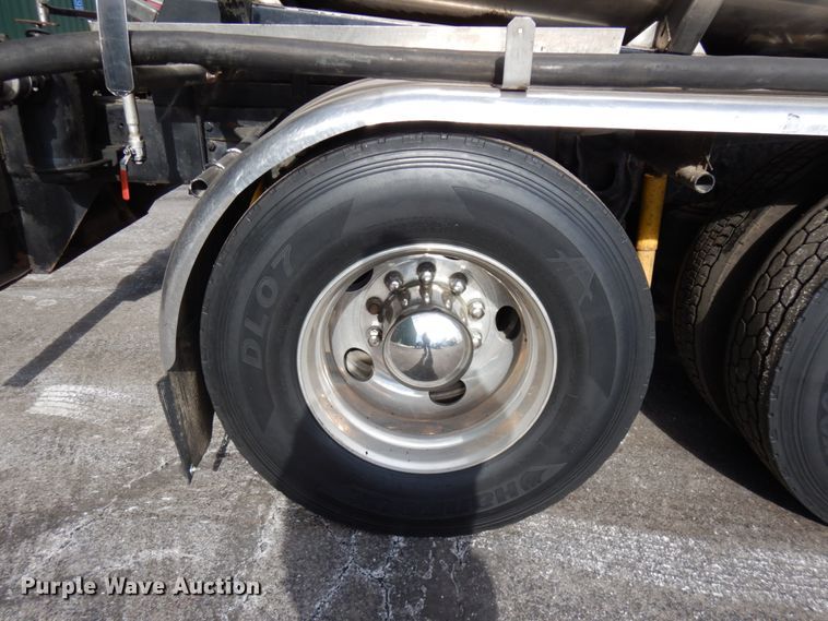 image for item HX9559 1998 International 8100  tank truck