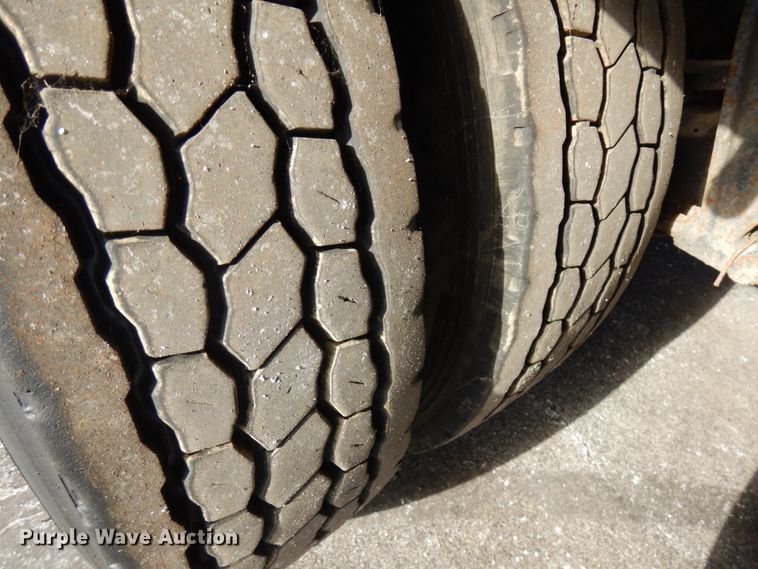 image for item HX9559 1998 International 8100  tank truck