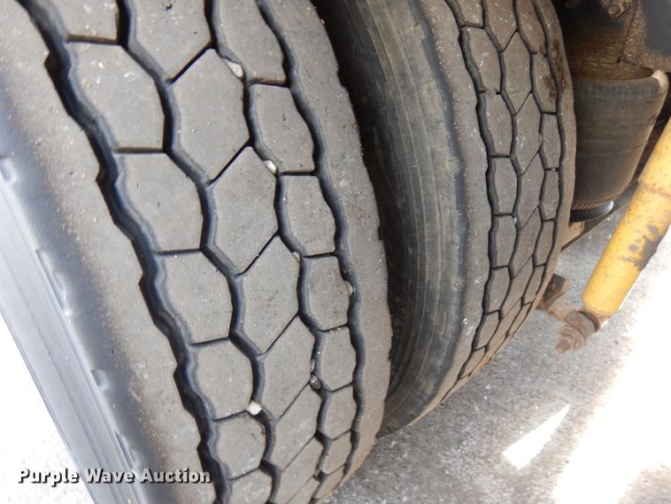 image for item HX9559 1998 International 8100  tank truck