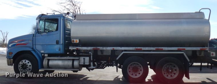 image for item HX9560 1999 Freightliner FL112  tank truck