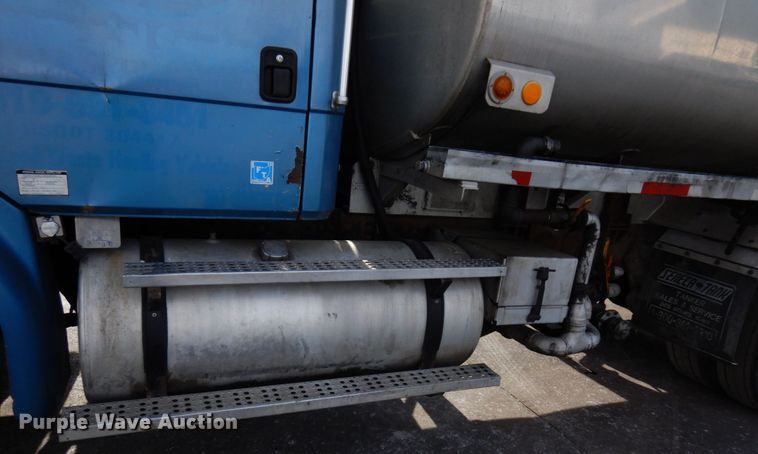 image for item HX9560 1999 Freightliner FL112  tank truck