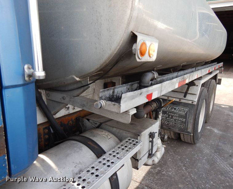 image for item HX9560 1999 Freightliner FL112  tank truck