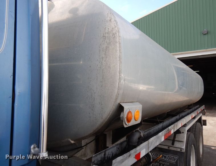 image for item HX9560 1999 Freightliner FL112  tank truck