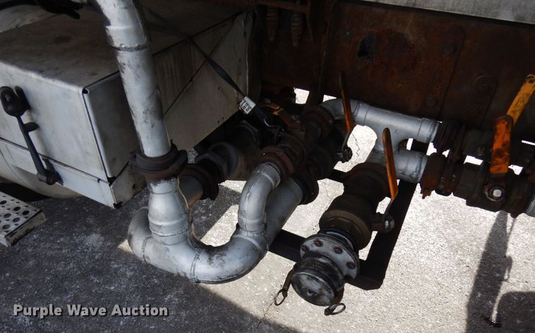 image for item HX9560 1999 Freightliner FL112  tank truck