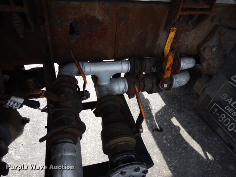 image for item HX9560 1999 Freightliner FL112  tank truck