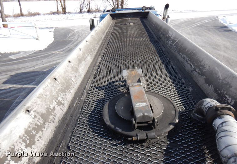 image for item HX9560 1999 Freightliner FL112  tank truck