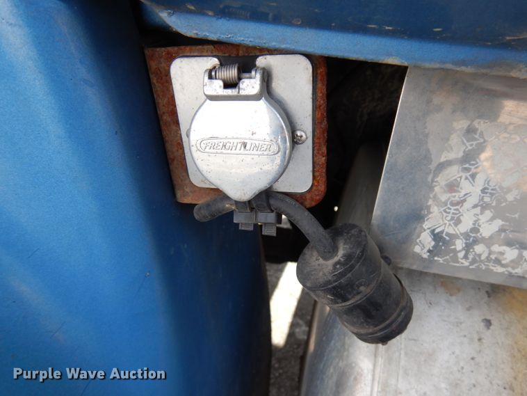 image for item HX9560 1999 Freightliner FL112  tank truck