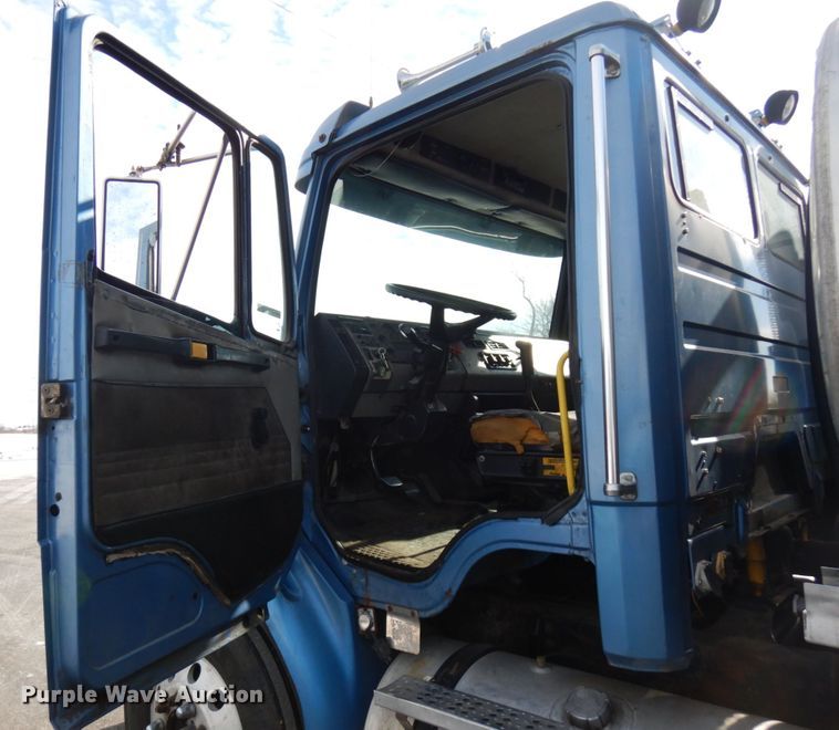 image for item HX9560 1999 Freightliner FL112  tank truck