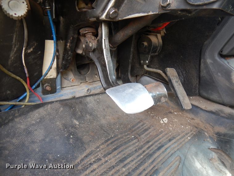 image for item HX9560 1999 Freightliner FL112  tank truck