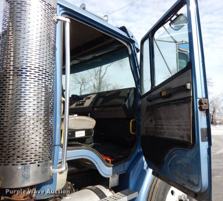 image for item HX9560 1999 Freightliner FL112  tank truck