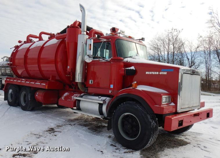 image for item HX9562 1997 Western Star 4800  vacuum truck