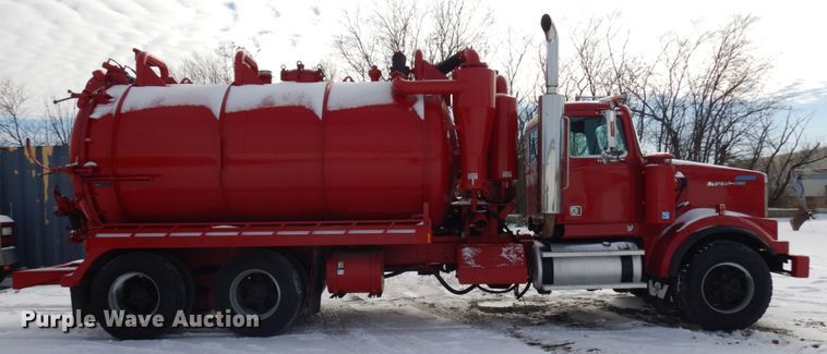 image for item HX9562 1997 Western Star 4800  vacuum truck