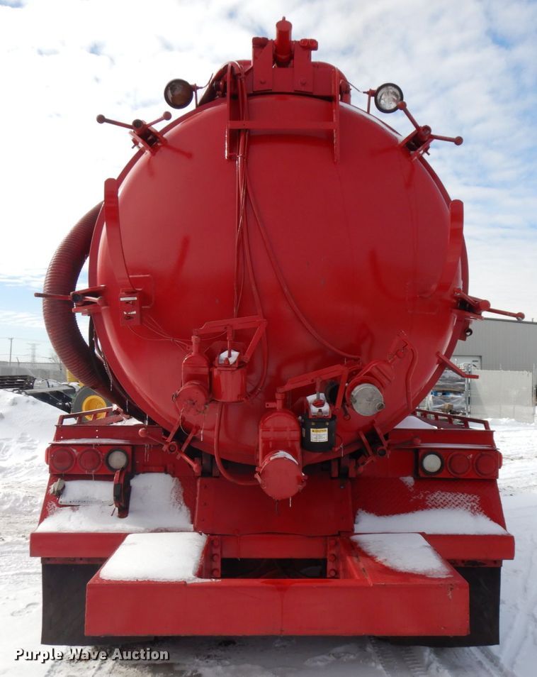 image for item HX9562 1997 Western Star 4800  vacuum truck