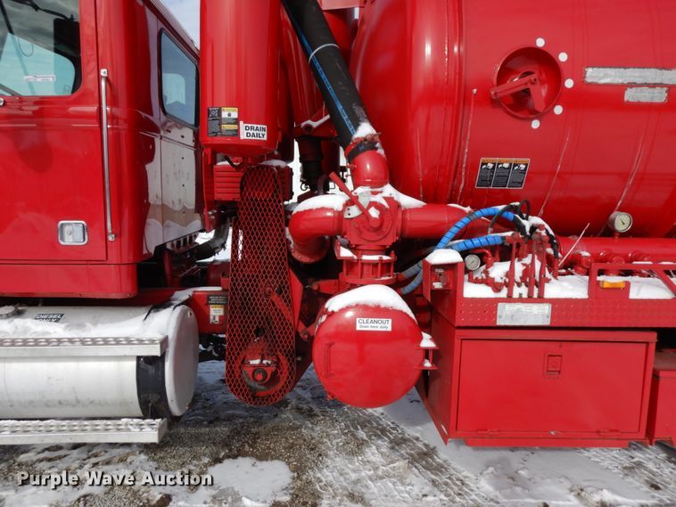 image for item HX9562 1997 Western Star 4800  vacuum truck