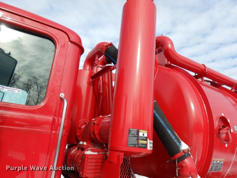 image for item HX9562 1997 Western Star 4800  vacuum truck