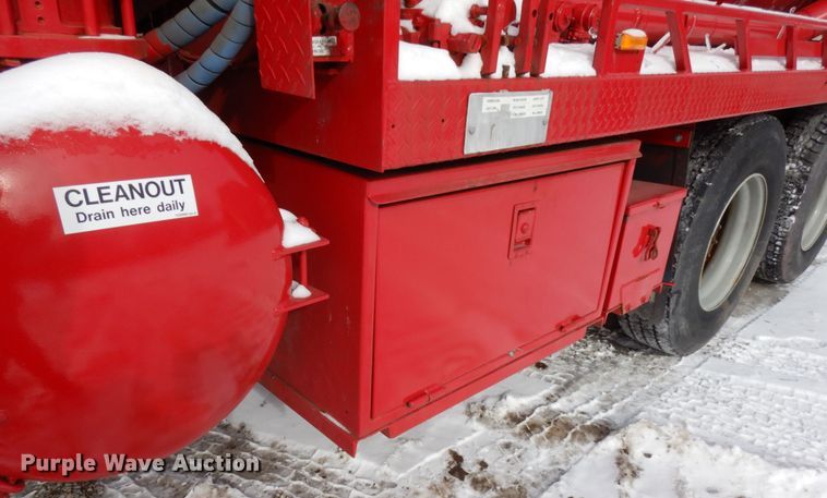 image for item HX9562 1997 Western Star 4800  vacuum truck