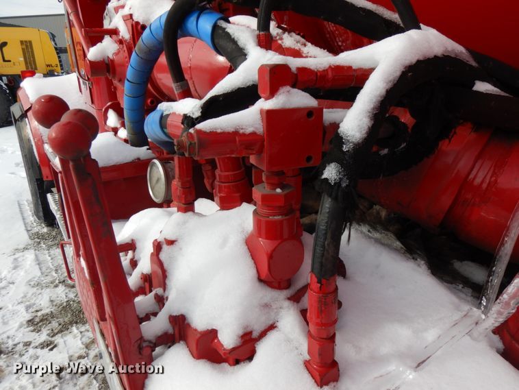 image for item HX9562 1997 Western Star 4800  vacuum truck