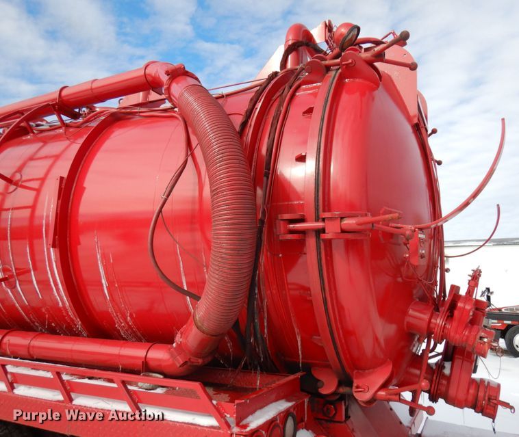 image for item HX9562 1997 Western Star 4800  vacuum truck