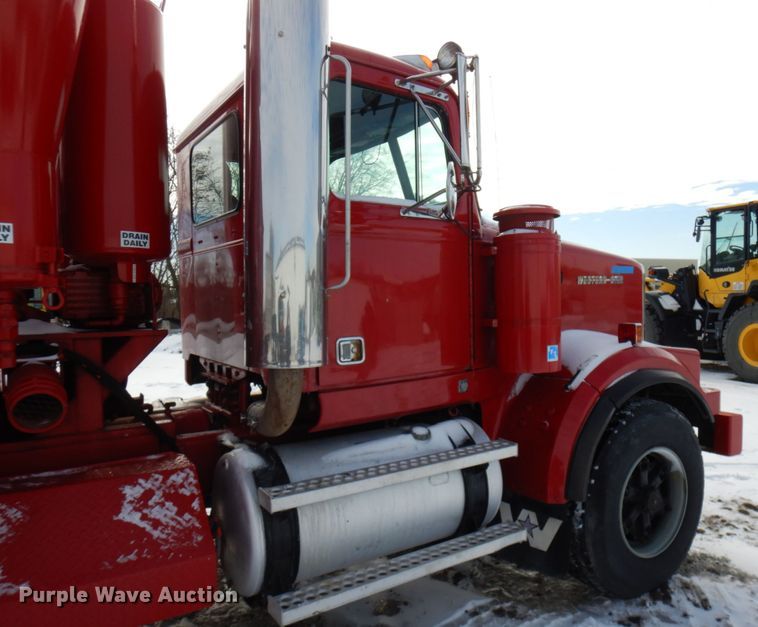 image for item HX9562 1997 Western Star 4800  vacuum truck