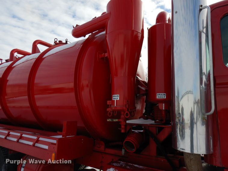 image for item HX9562 1997 Western Star 4800  vacuum truck