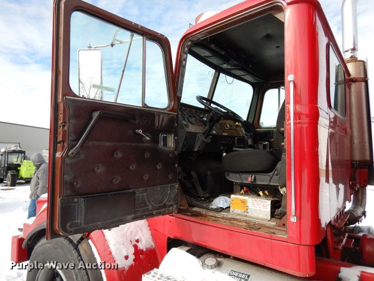 image for item HX9562 1997 Western Star 4800  vacuum truck