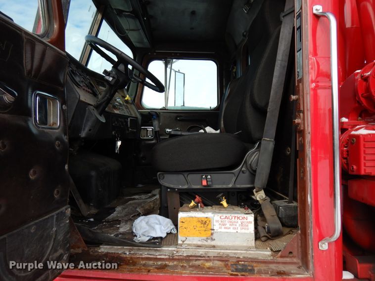image for item HX9562 1997 Western Star 4800  vacuum truck
