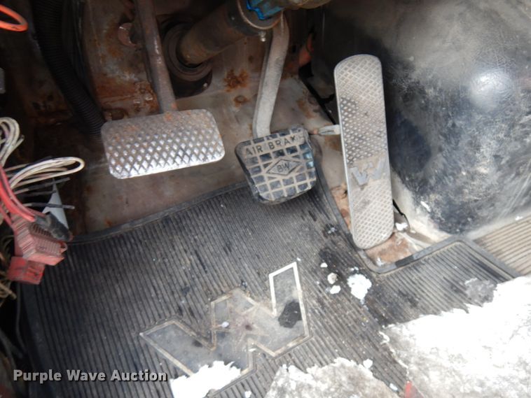 image for item HX9562 1997 Western Star 4800  vacuum truck