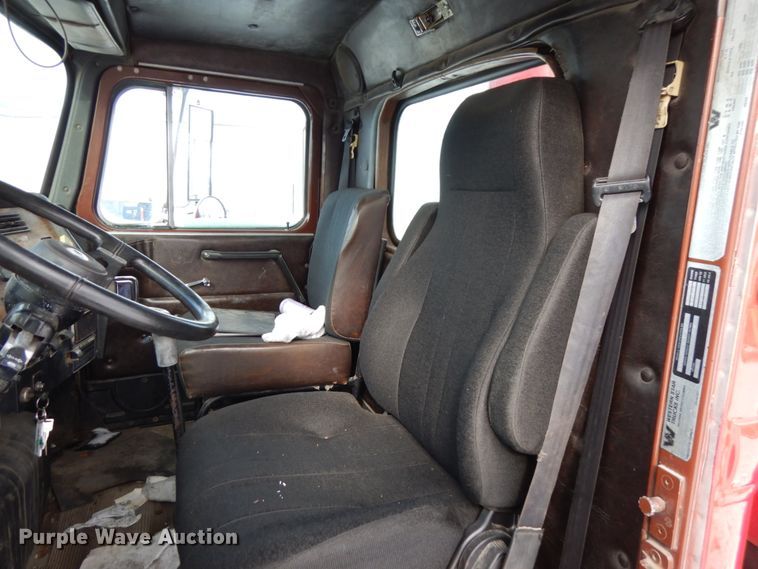 image for item HX9562 1997 Western Star 4800  vacuum truck