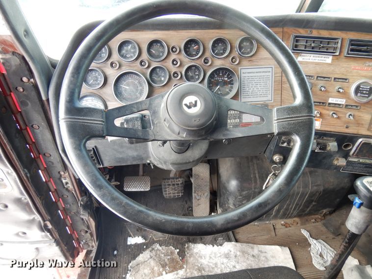 image for item HX9562 1997 Western Star 4800  vacuum truck