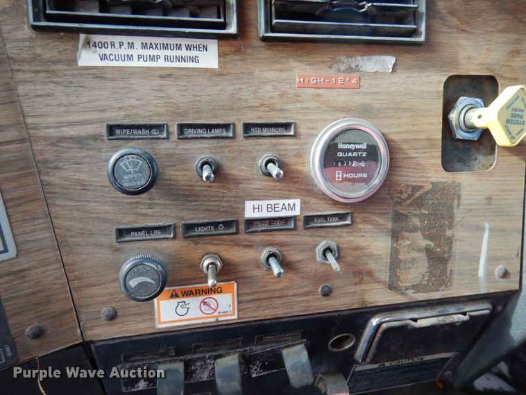 image for item HX9562 1997 Western Star 4800  vacuum truck