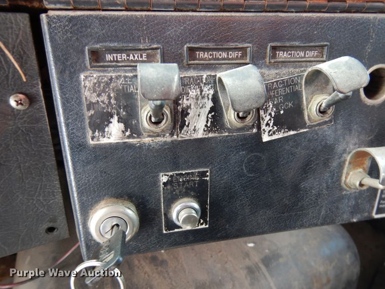 image for item HX9562 1997 Western Star 4800  vacuum truck