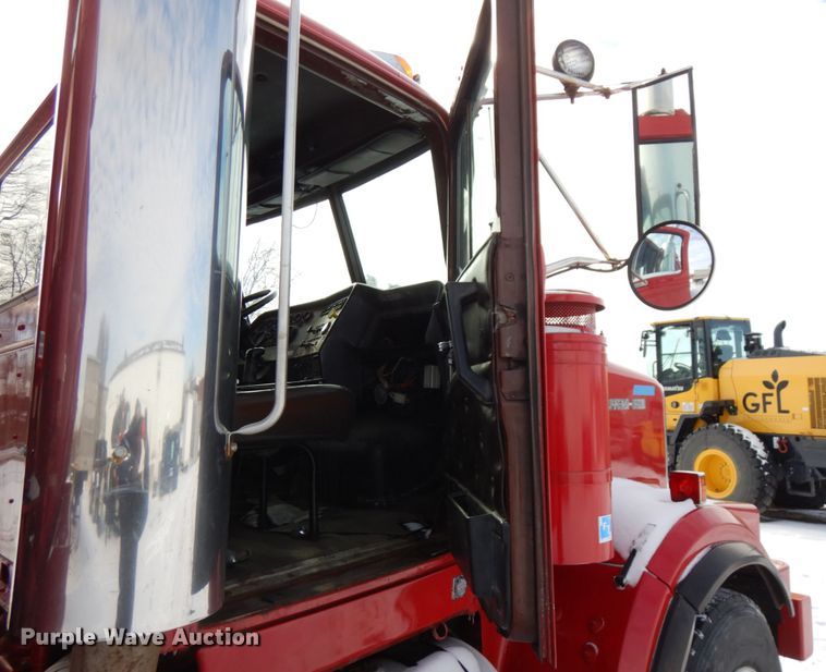 image for item HX9562 1997 Western Star 4800  vacuum truck