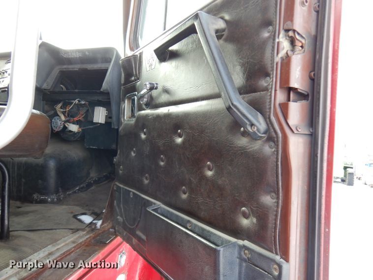 image for item HX9562 1997 Western Star 4800  vacuum truck