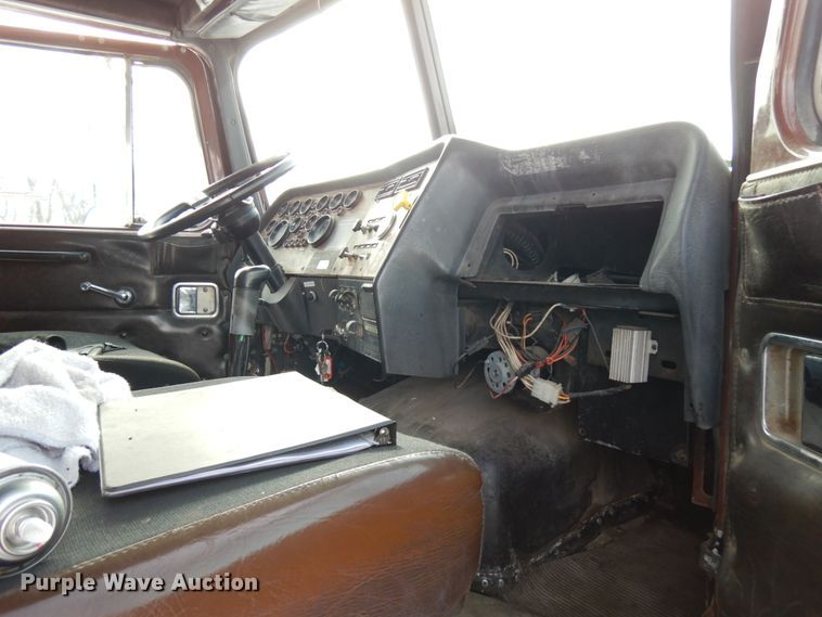 image for item HX9562 1997 Western Star 4800  vacuum truck