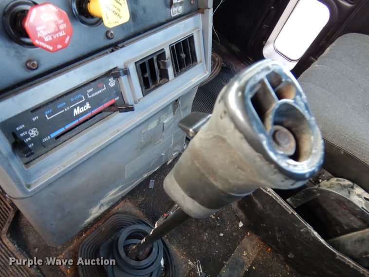 image for item HX9564 1998 Mack CH613  semi truck