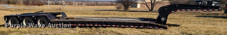 image for item IA9257 2000 Fontaine lowboy equipment trailer