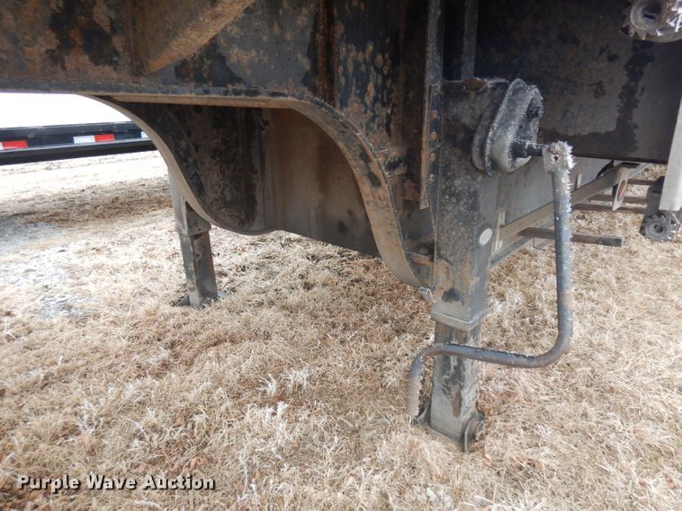 image for item IG9203 2007 Utility drop deck trailer