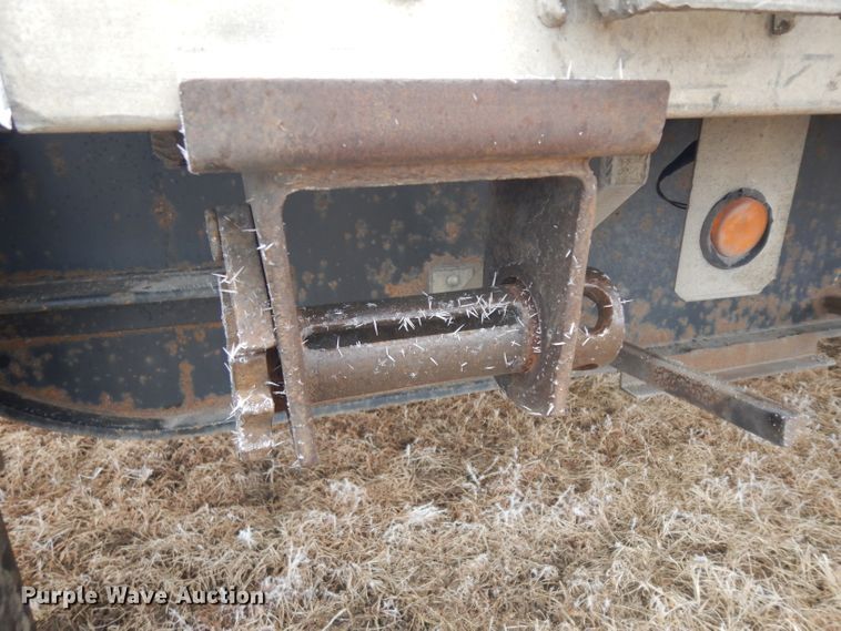 image for item IG9203 2007 Utility drop deck trailer