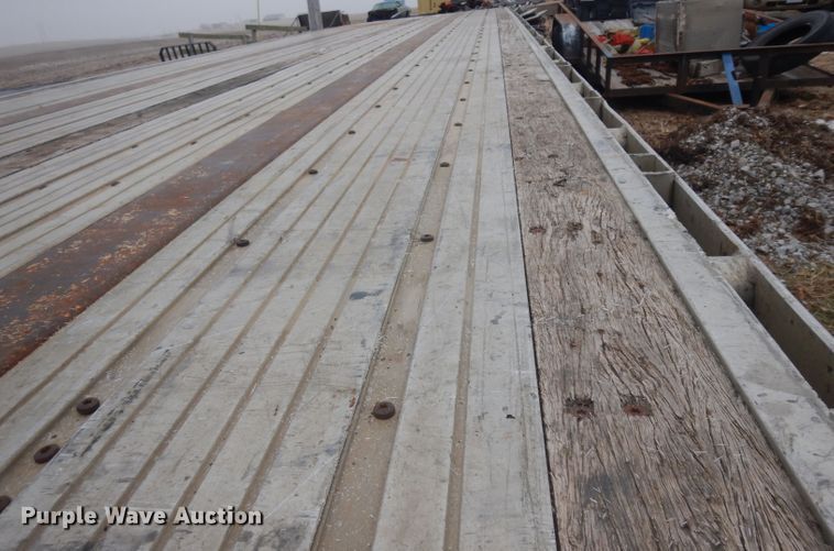 image for item IG9203 2007 Utility drop deck trailer