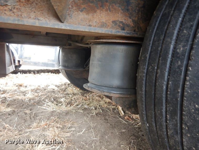 image for item IG9203 2007 Utility drop deck trailer