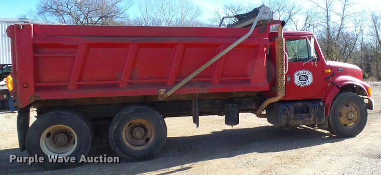 image for item DC2756 2002 International 4900  dump truck