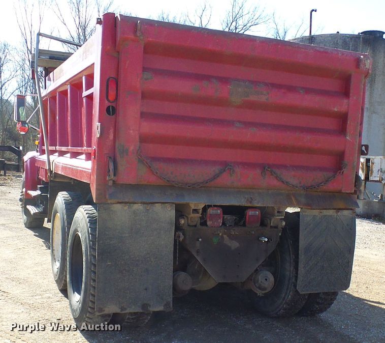 image for item DC2756 2002 International 4900  dump truck