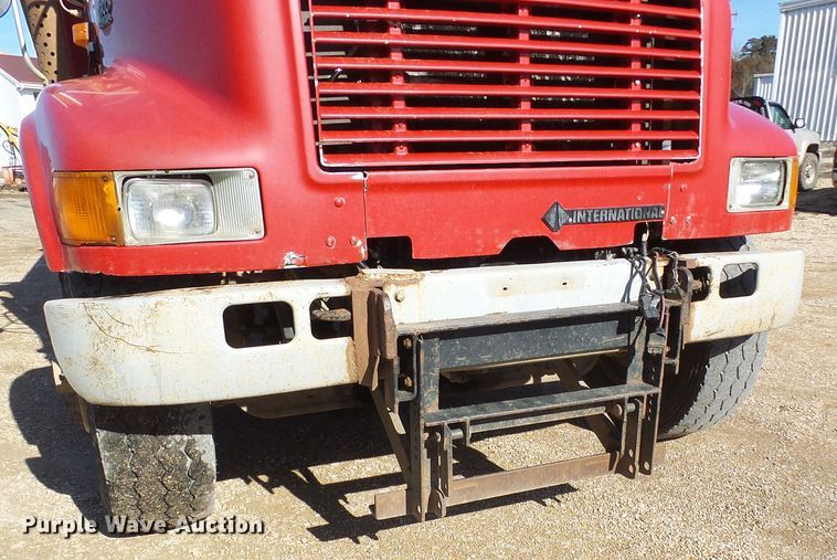 image for item DC2756 2002 International 4900  dump truck