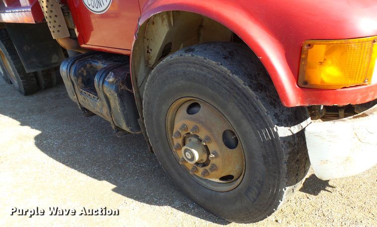image for item DC2756 2002 International 4900  dump truck