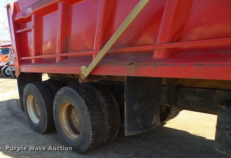 image for item DC2756 2002 International 4900  dump truck